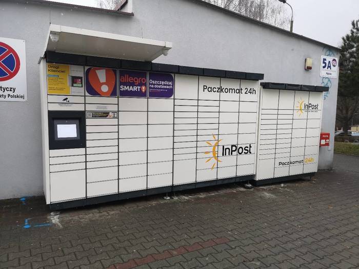 Parcel Locker RYB01M Obok biura spółdzielni mieszkaniowej