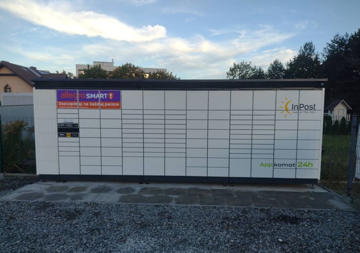 Paczkomat RYB02BAPP na parkingu przy sklepie Żabka