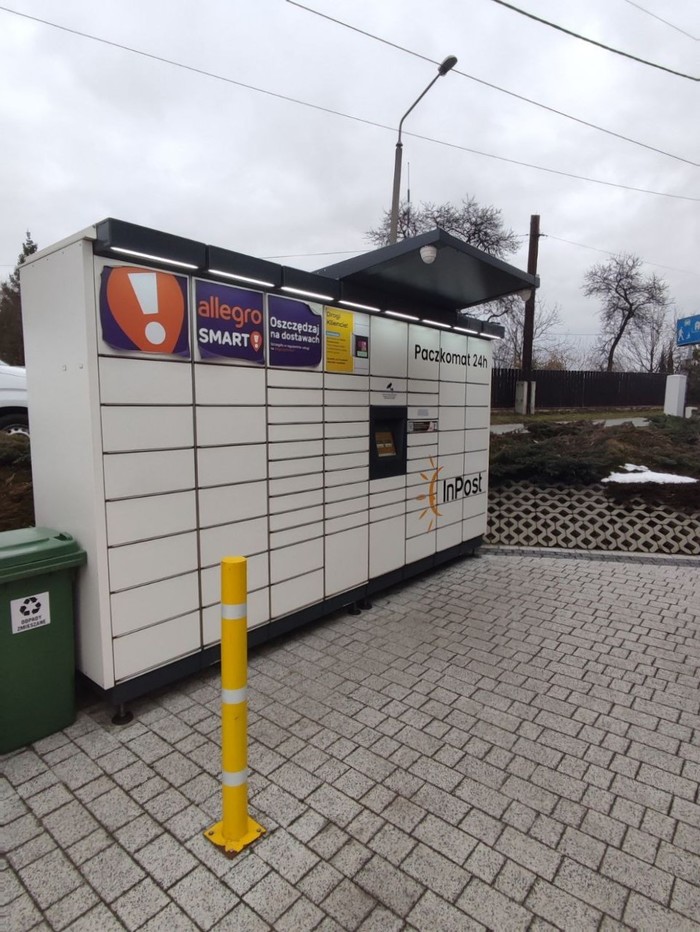 Parcel Locker RYB04M Przy sklepie z oświetleniem