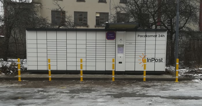 Paczkomat RYB07A Na parkingu przy sklepie Netto