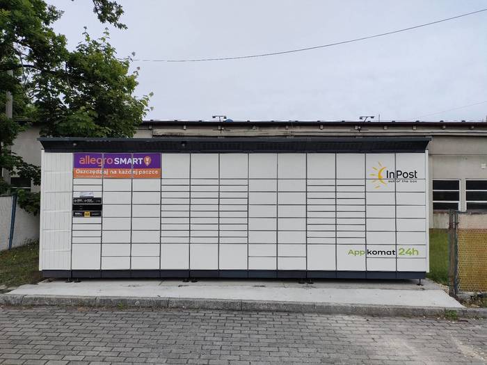 Поштомат RYB07BAPP na parkingu przy okręgowej stacji kontroli pojazdów