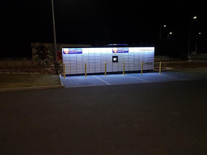 Paczkomat RYB09M na parkingu Lidla