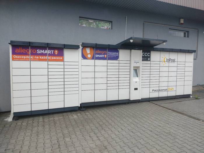 Parcel Locker RYB10A obok sklepu
