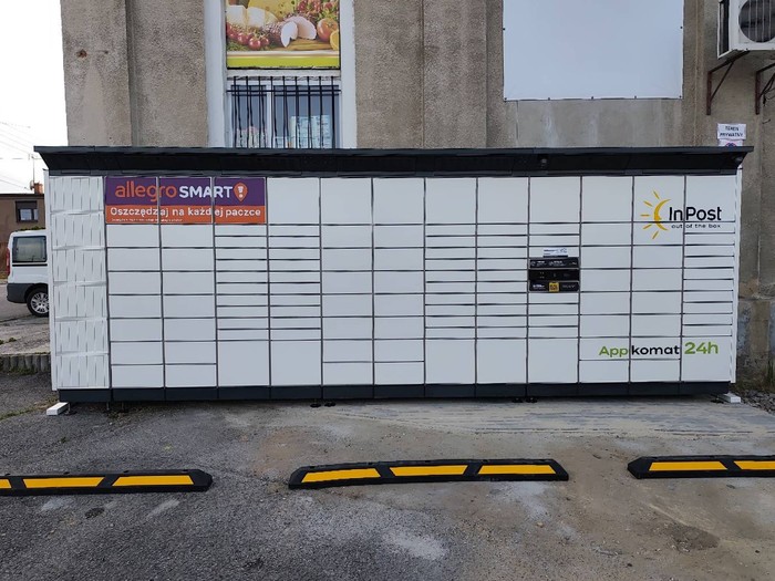 Paczkomat RYB11BAPP na parkingu sklepu OdiDo