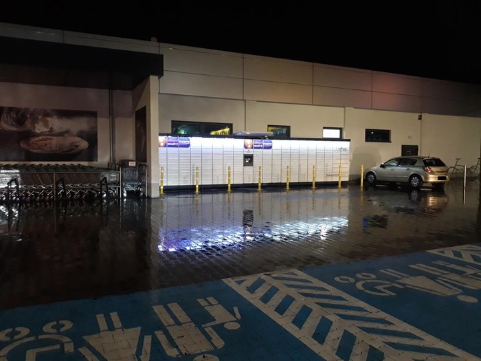 Parcel Locker RYB11M Od strony parkingu sklepu Lidl