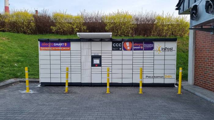 Paczkomat RYB13M obok sklepu Aldi