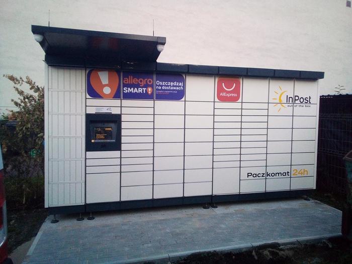 Parcel Locker RYB16M obok parkingu