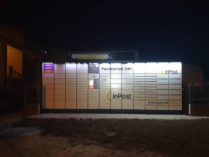 Paczkomat RYB16N Obok sklepu