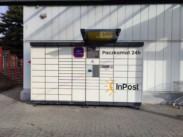 Paczkomat RYB17N Przy supermarkecie Auchan