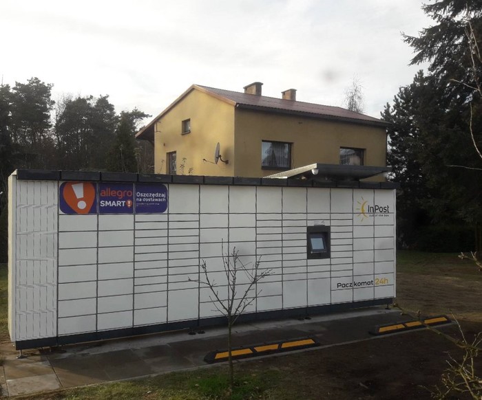 Paczkomat RYB19M obok sklepu