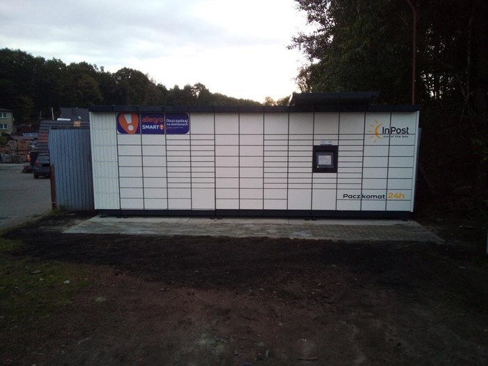 Paczkomat RYB20M obok hurtowni