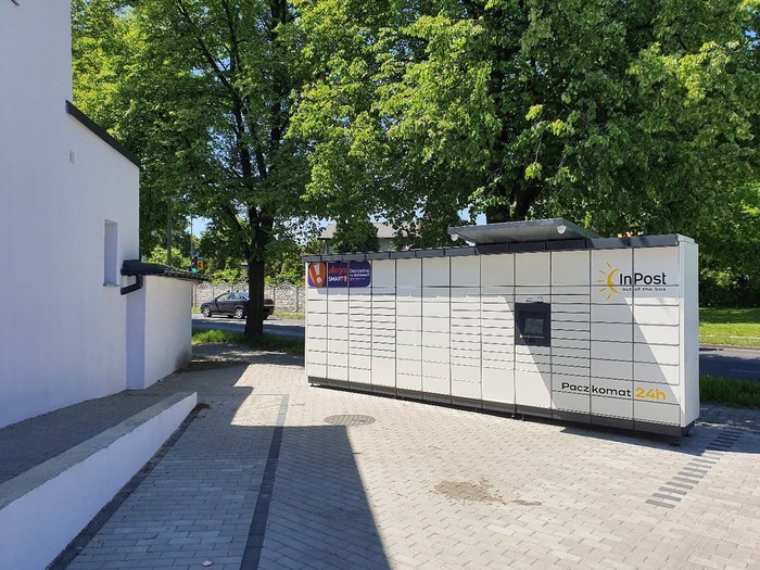 Paczkomat RYB24M Obok sklepu Żabka