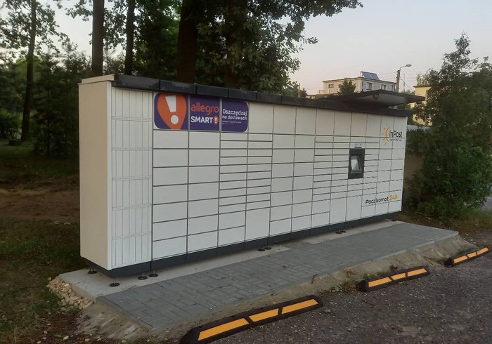 Paczkomat RYB28M Obok kontenerów Czerwonego Krzyża