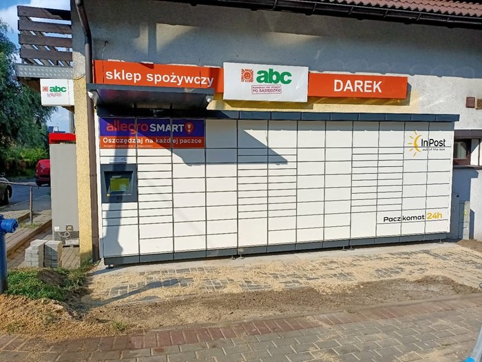Paczkomat RYB30M Obok sklepu