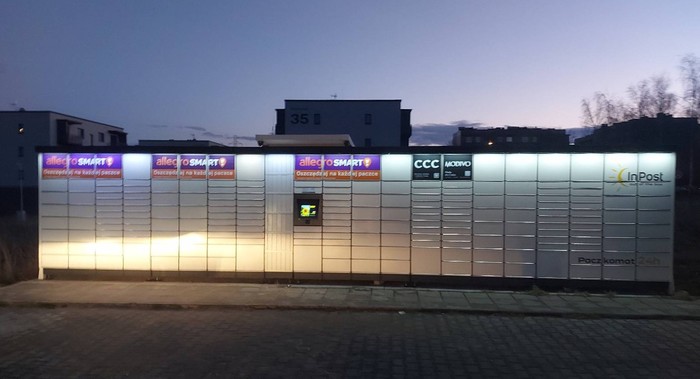 Paczkomat RYB38M Obok sklepu