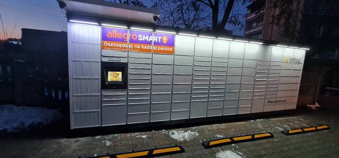Parcel Locker RYB48M Obok sklepu