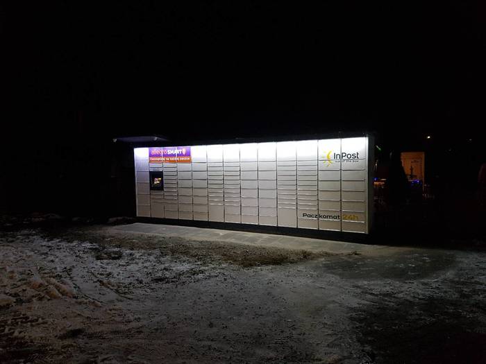 Parcel Locker RYB50M Obok zakładu szklarskiego