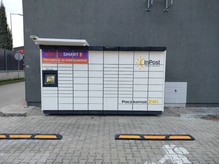 Parcel Locker RYB58M za budynkiem stacji paliw Circle K, na parkingu wewnętrznym