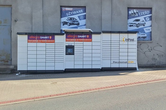 Parcel Locker RYB66M na parkingu, przy budynku