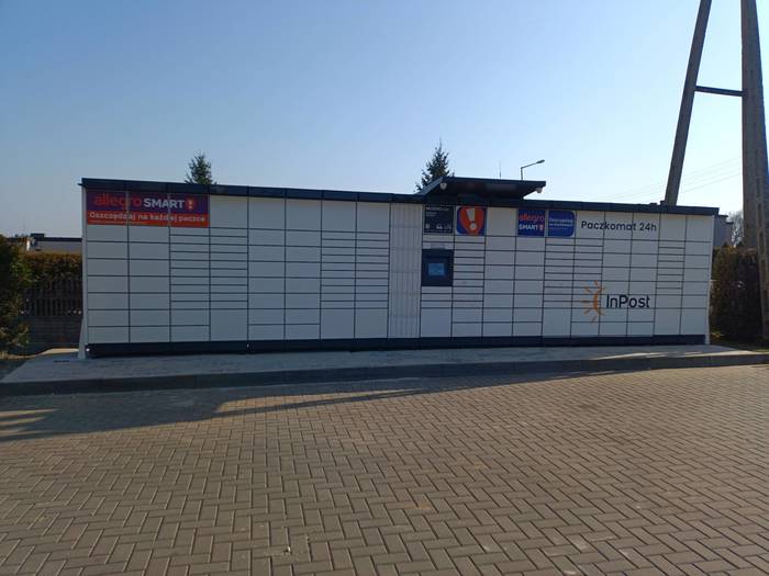 Paczkomat RYD01M Obok wjazdu na stacje Control Car