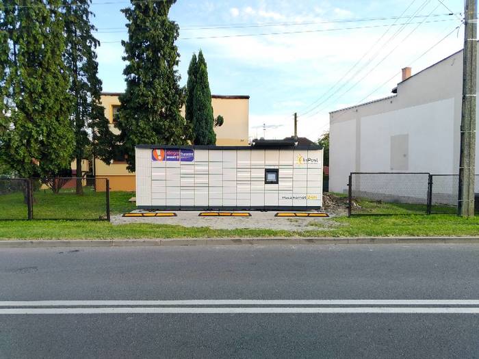 Paczkomat RYD04M obok posesji