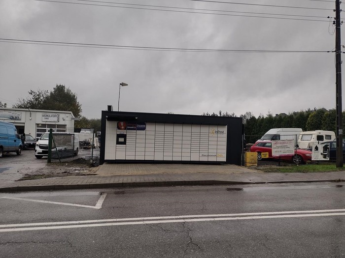 Parcel Locker RYD06M obok myjni