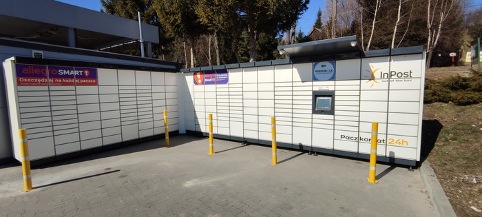 Paczkomat RYG01M Na parkingu sklepu Delikatesy Centrum