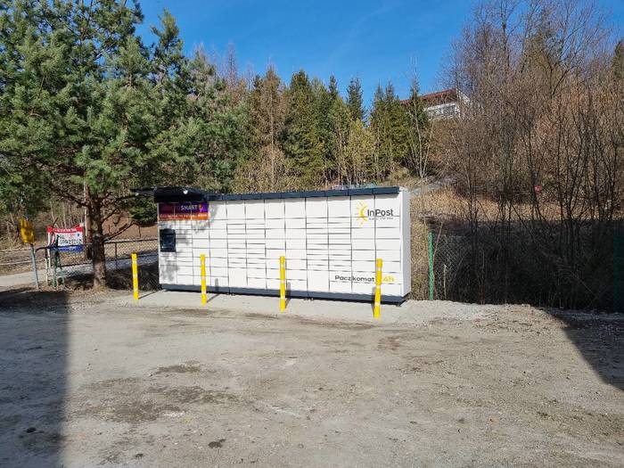 Paczkomat RYH01M parking za ośrodkiem zdrowia