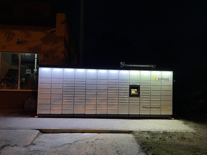Paczkomat RYN02M przy sklepie budowlanym