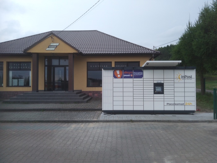 Paczkomat RYO01M Przed sklepem