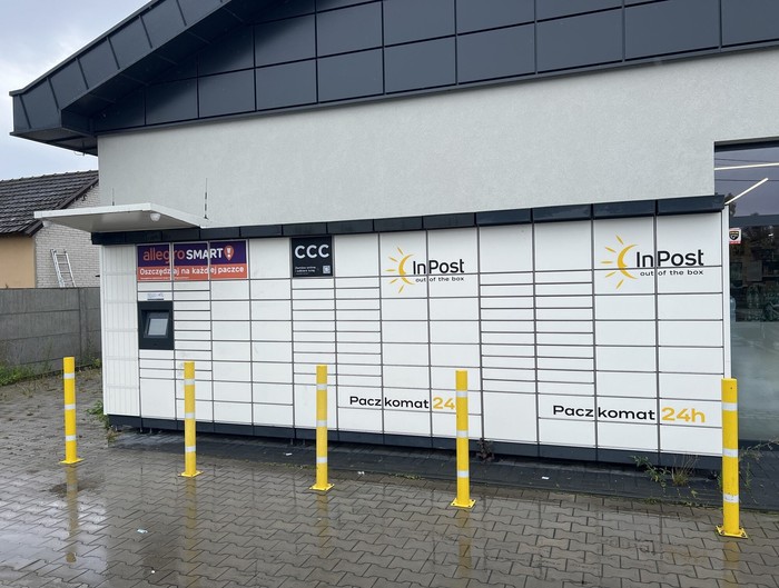 Parcel Locker RYT01M obok wejścia do sklepu Lewiatan