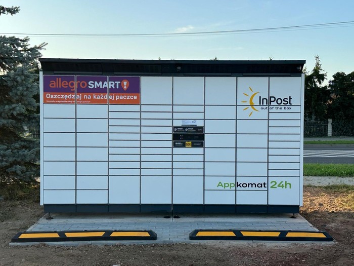 Paczkomat RYV01BAPP Przy sklepie spożywczym i stacji LPG