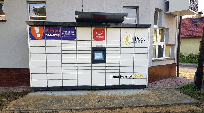 Paczkomat RYX01M przed sklepem Lewiatan