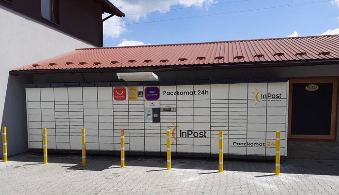 Paczkomat RYX01N Na parkingu przy sklepie Lewiatan