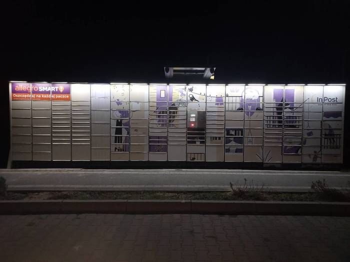 Paczkomat RYY02N Boczna ściana budynku