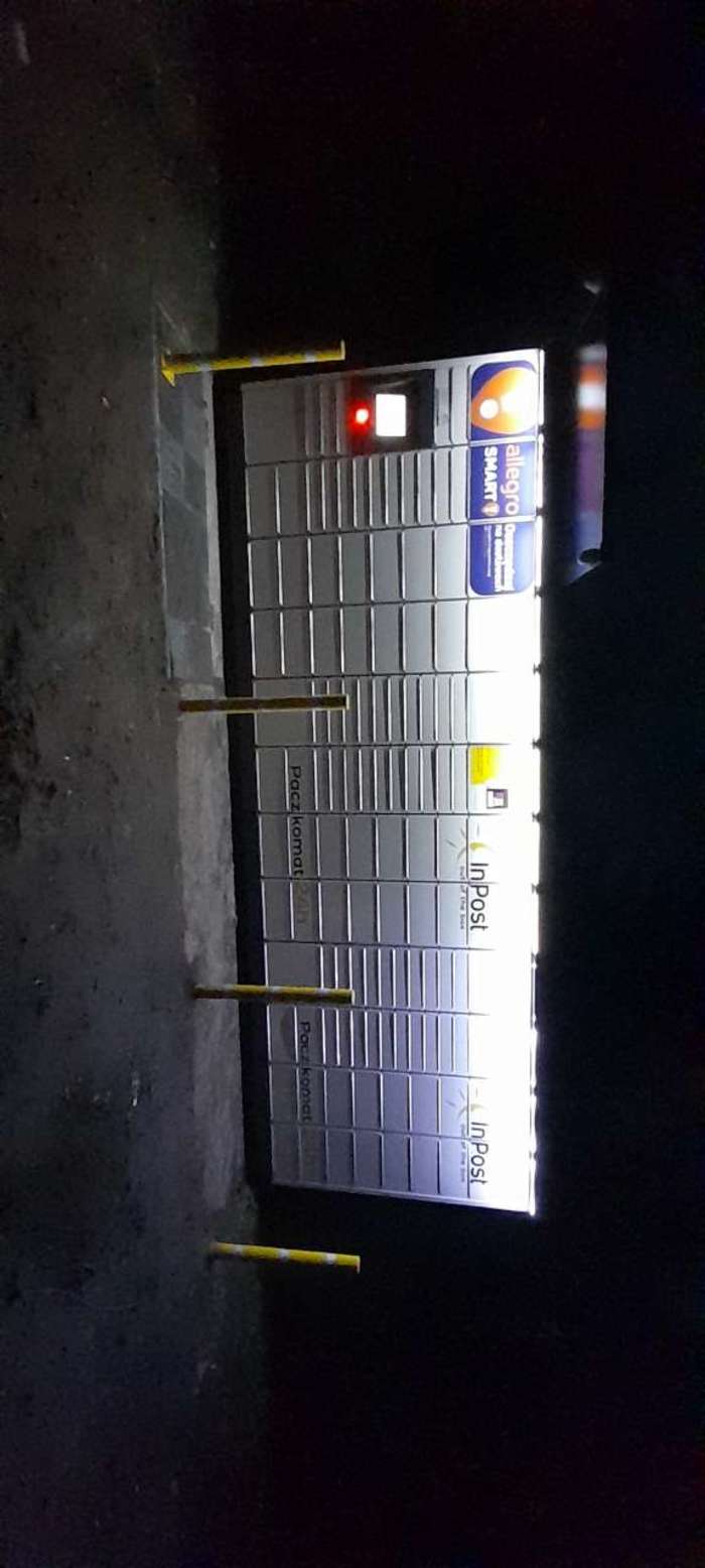 Paczkomat RZA01M na parkingu sklepu ABC