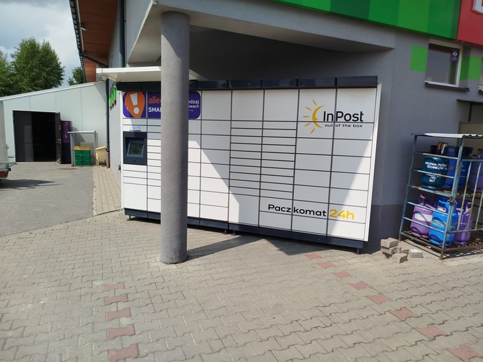 Parcel Locker RZB01M Boczna ściana Delikatesów Centrum