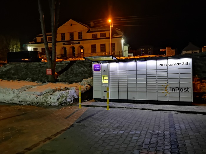 Paczkomat RZD02A Na parkingu przy sklepie Lewiatan