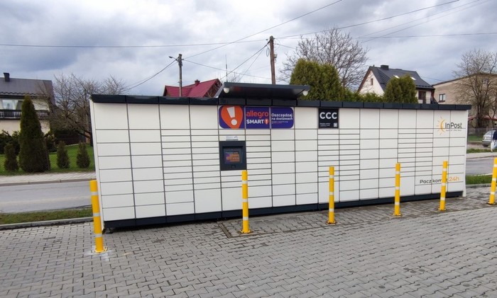 Paczkomat RZD04M przy sklepie ze zdrową żywnością