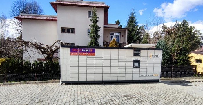 Paczkomat RZD05M Przy sklepie spożywczym Adaś (na parkingu za budynkiem)