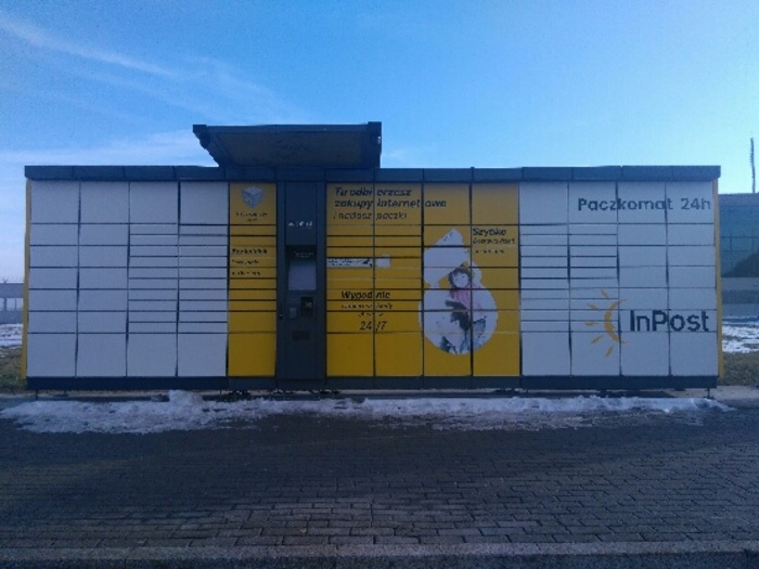 Parcel Locker RZE01A Przy Porcie Lotniczym Rzeszów - na terenie strefy pasażerskiej przy parkingu
