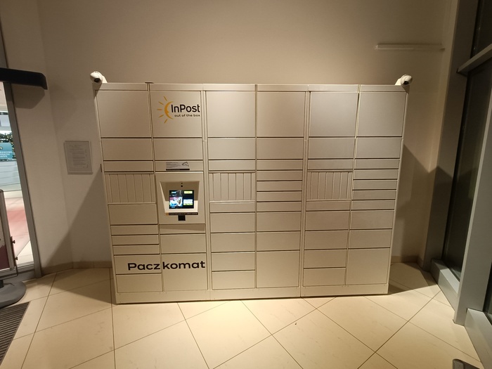 Paczkomat RZE01HP Paczkomat wewnętrzny w Galerii Nowy Świat – znajduje się przy głównym wejściu od strony Krakowskiej.