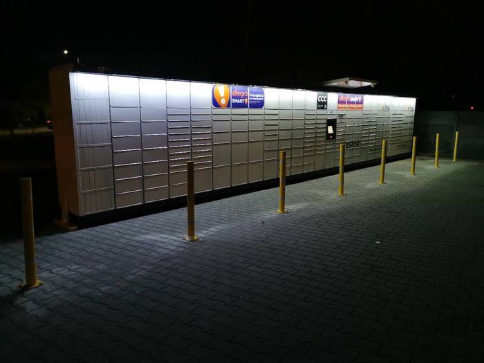 Paczkomat RZE01M Parking za stacją benzynową - po prawej stronie