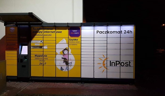 Paczkomat RZE02A Tylna ściana stacji Shell