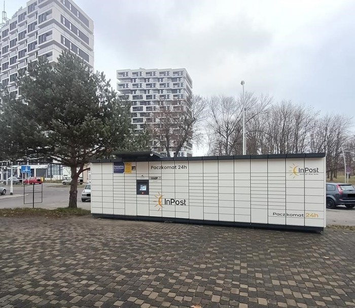 Parcel Locker RZE02M Przy cukierni Społem i Banku Pekao