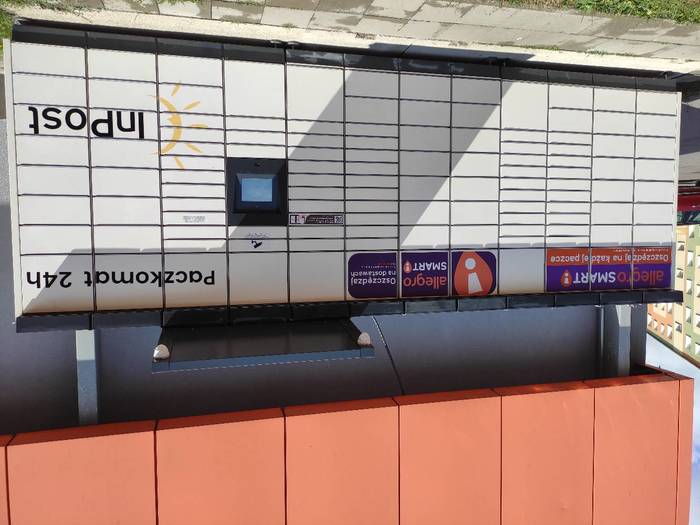 Parcel Locker RZE04M Przy sklepie Społem