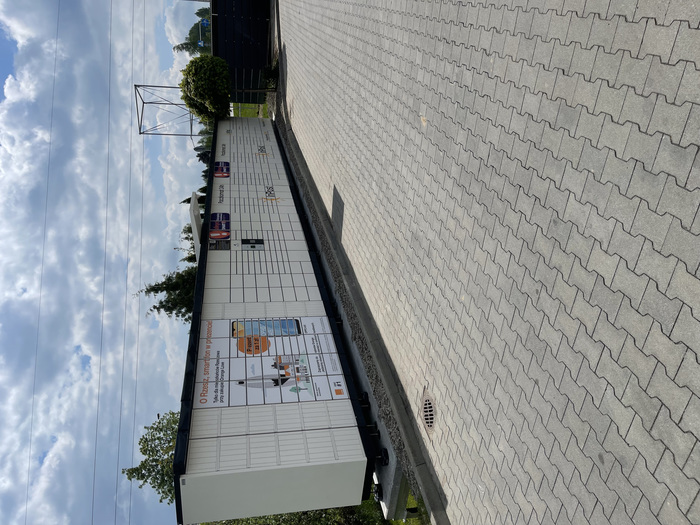 Paczkomat RZE05N Z prawej strony galerii