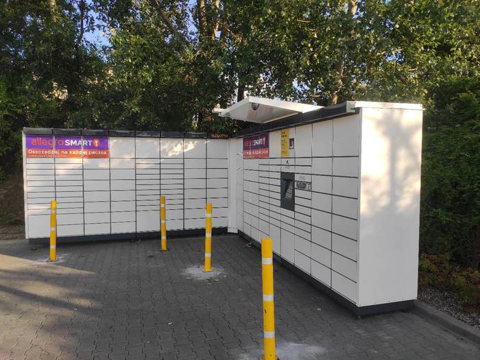 Paczkomat RZE07M Po prawej stronie od wejścia do sklepu Lidl