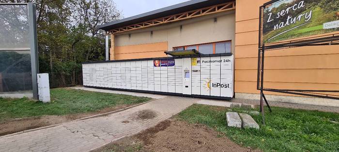 Paczkomat RZE10A Przy sklepie Delikatesy Centrum