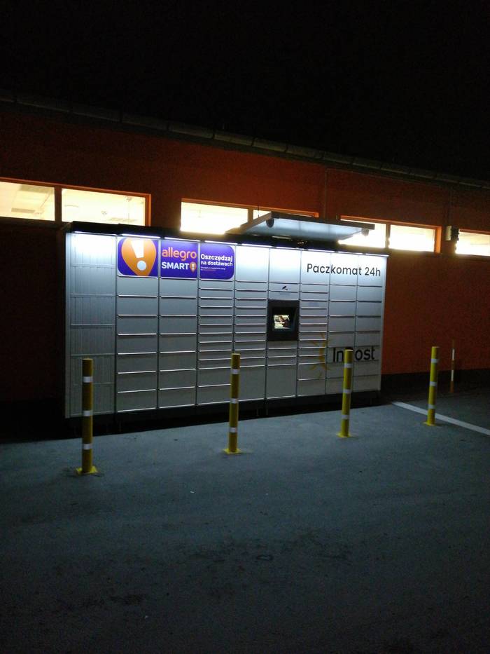 Paczkomat RZE11M Na parkingu Delikatesy Centrum
